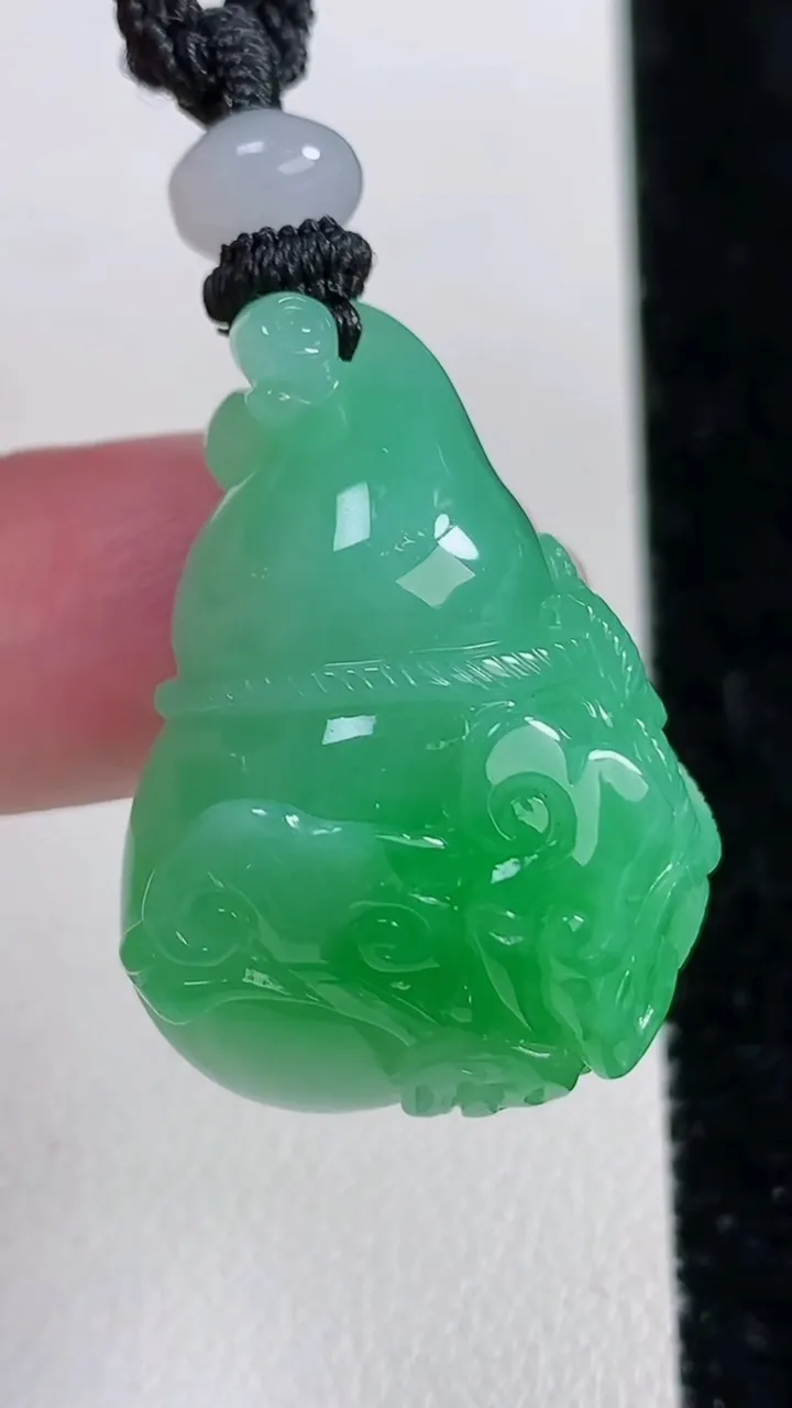 天然A货翡翠葫芦吊坠，尺寸30.2-22.8-12，重量:16.90g
11月15日