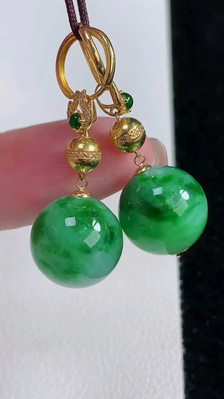 天然A货翡翠圆珠耳坠，尺寸12.2，重量:8.13g11月15日
工厂直销收藏佳品,种好水足，色泽均