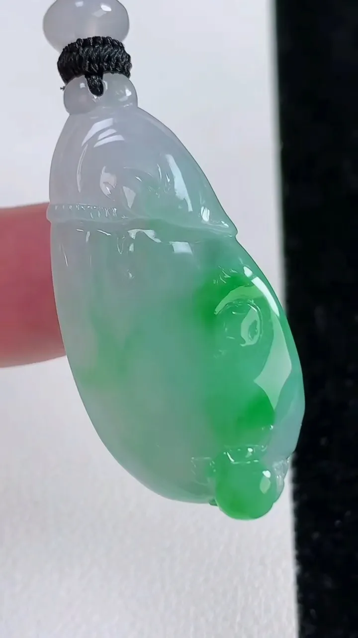 天然A货翡翠福袋吊坠，尺寸38.8-18.3-8.2，重量:12.44g
11月15日