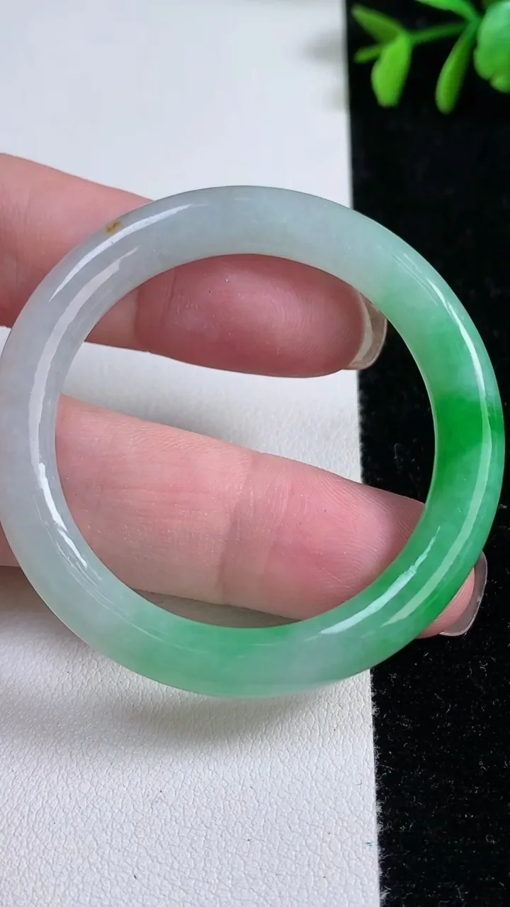 天然A货翡翠平安环吊坠，尺寸53.8-40.7-5.3-6.7，重量:16.23g
11月15日