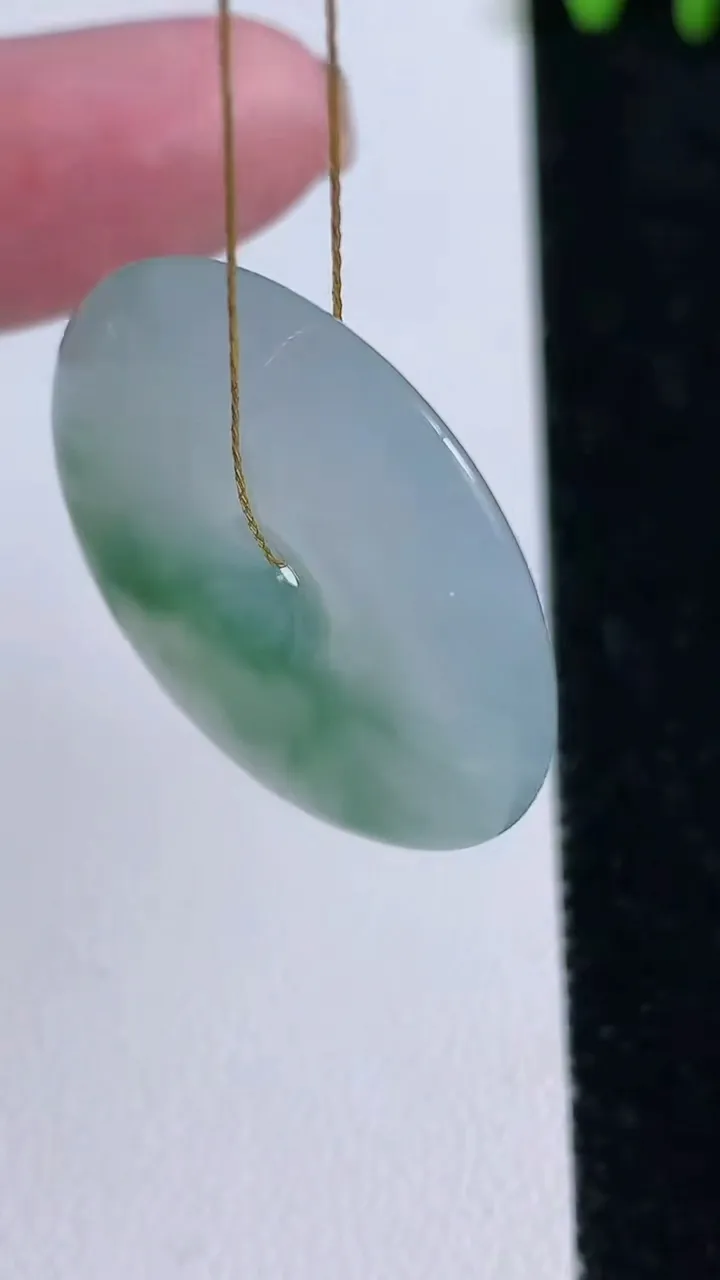 天然A货翡翠冰种飘花平安扣吊坠，尺寸30.5-5.6，重量:11.03g
11月15日