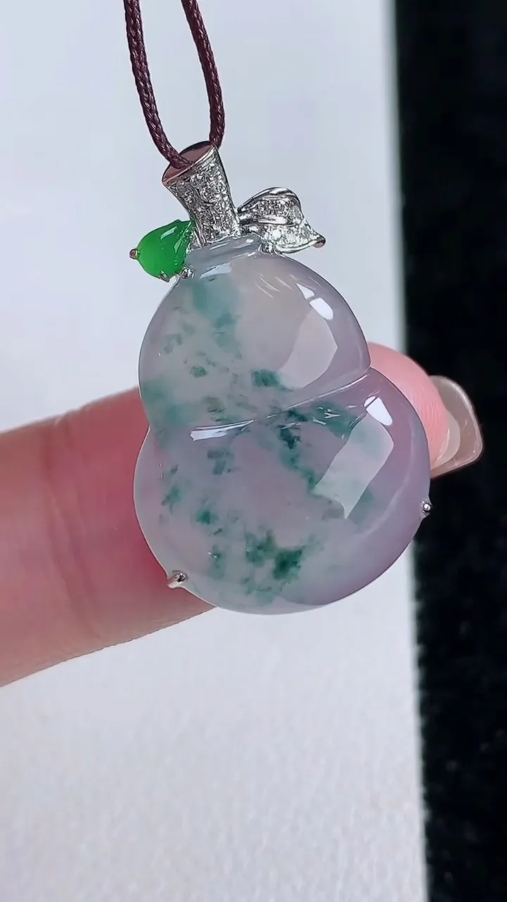 天然A货翡翠种飘花葫芦吊坠，尺寸26.5-21-16.4-6.2，重量:3.33g
11月15日