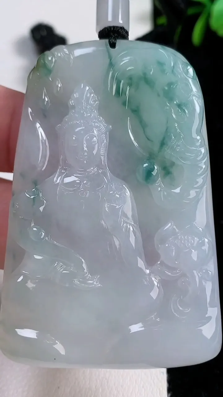 天然A货翡翠冰种飘花普贤菩萨吊坠，尺寸63-42-5.2，重量:40.08g
11月15日