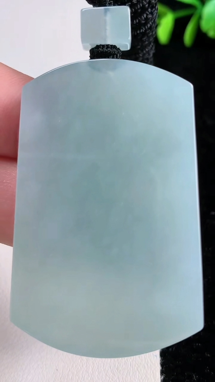 天然A货翡翠无事牌吊坠，尺寸53.5-35-5.7，重量:37.47g
11月15日