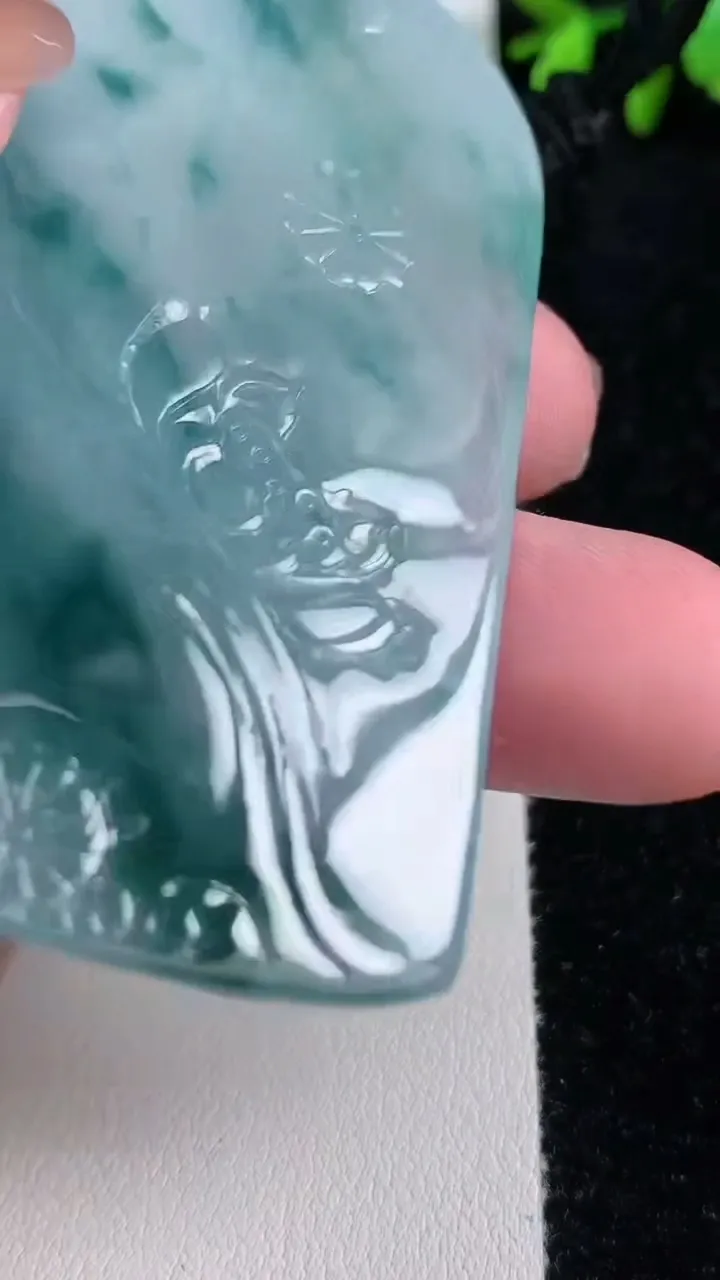 天然A货翡翠冰种飘花虚空藏菩萨吊坠，尺寸70-42.3-5.3，重量:43.64g
11月15日