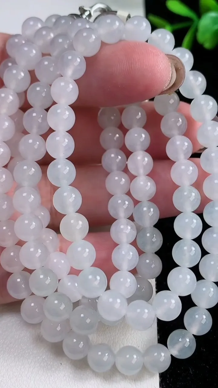 天然A货翡翠圆珠项链，尺寸6.2-108颗，重量:59.05g
11月15日