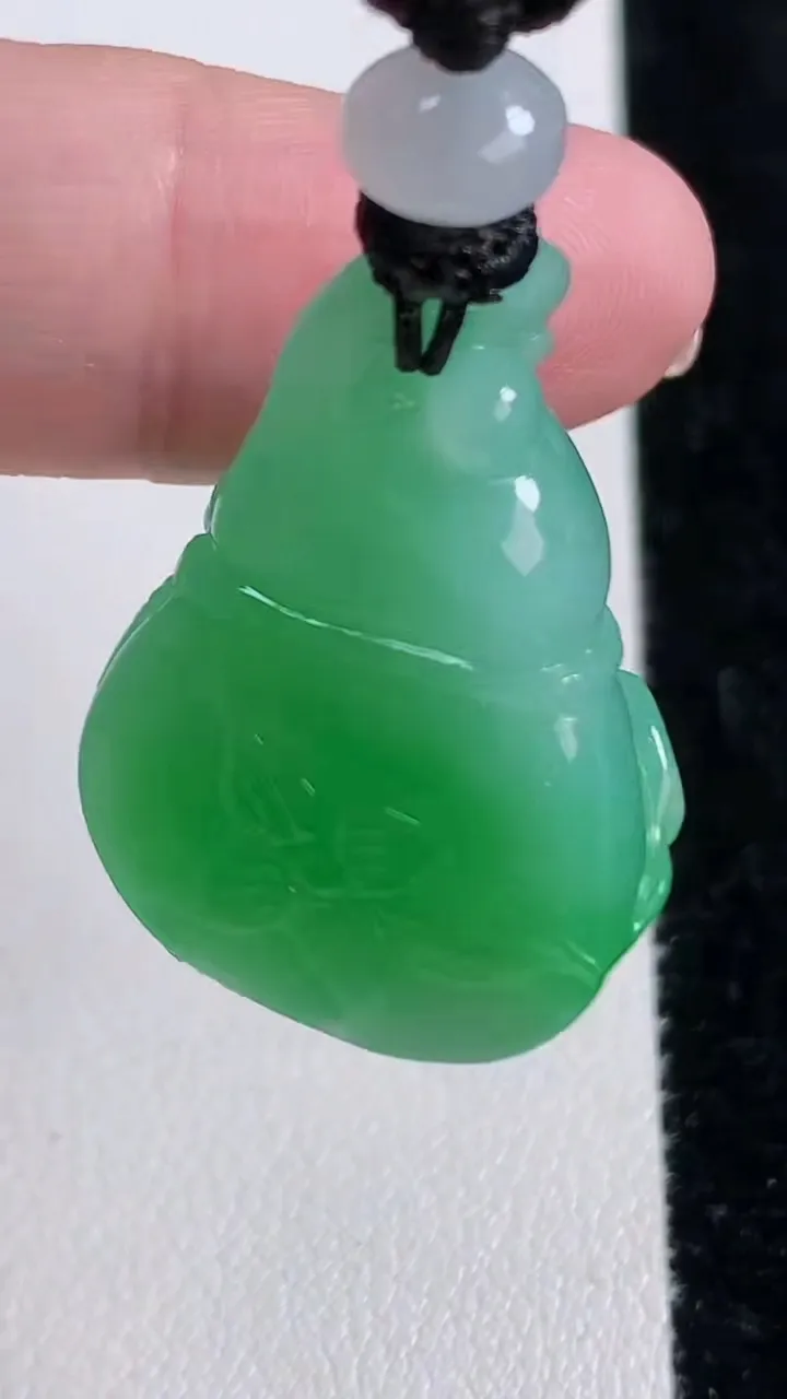 天然A货翡翠葫芦吊坠，尺寸30.2-22.8-12，重量:16.90g
11月15日