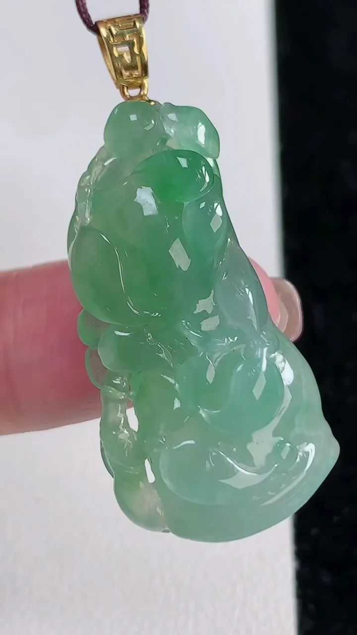 天然A货翡翠节节高竹节吊坠，尺寸34.8-18.8-7.3，重量:8.55g
11月15日