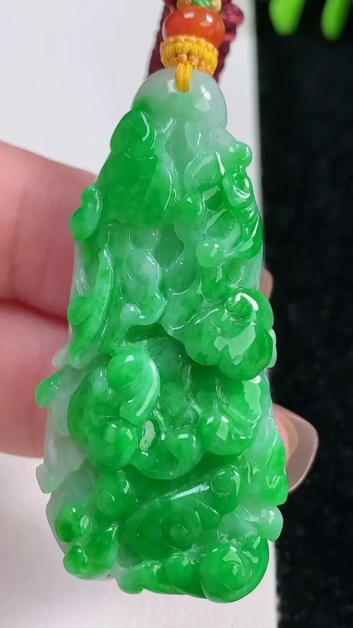 天然A货翡翠白菜吊坠，尺寸50-24-13.2，重量:29.75g
11月15日