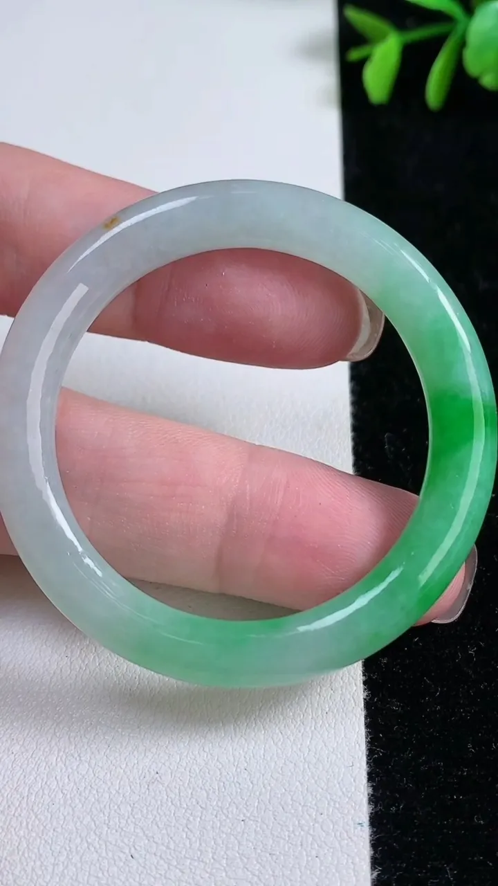 天然A货翡翠平安环吊坠，尺寸53.8-40.7-5.3-6.7，重量:16.23g
11月15日