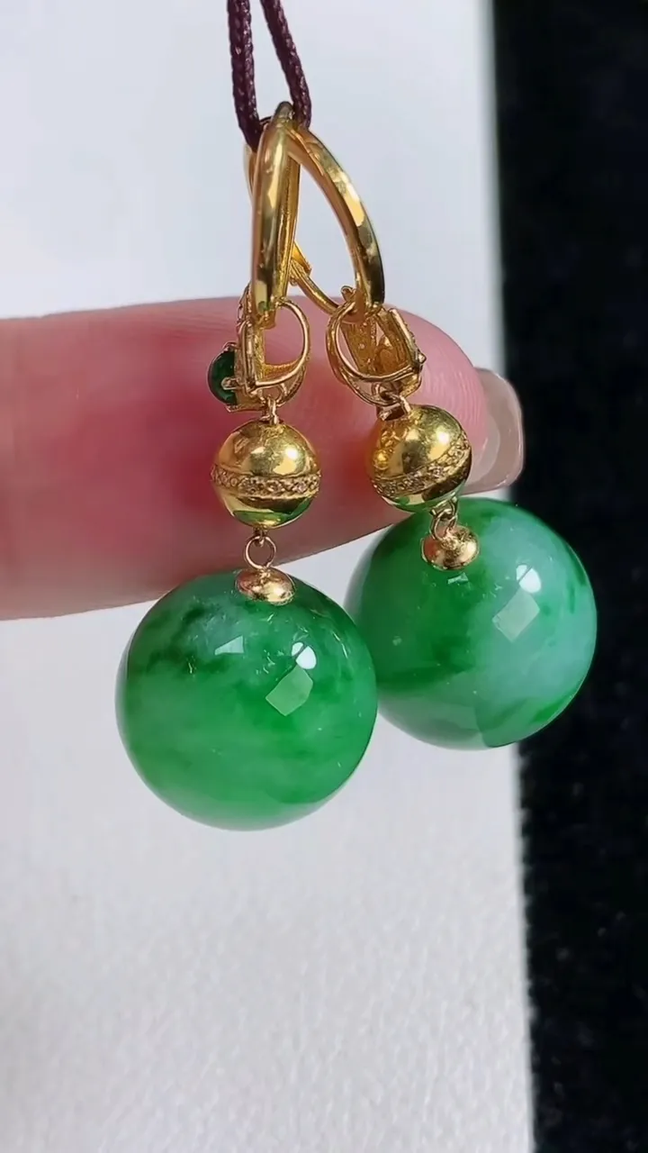 天然A货翡翠圆珠耳坠，尺寸12.2，重量:8.13g11月15日
工厂直销收藏佳品,种好水足，色泽均匀，有种有色，上手高大气！