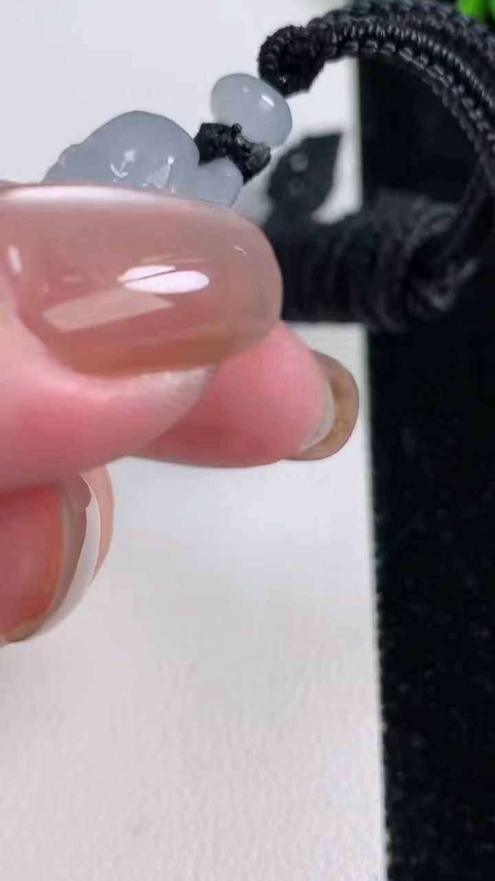 天然A货翡翠逍遥佛吊坠，尺寸49-30.6-7.7，重量:28.54g
11月15日