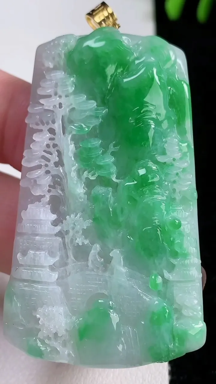 天然A货翡翠山水牌吊坠，尺寸59-35-6.8，重量:32.86g
11月15日