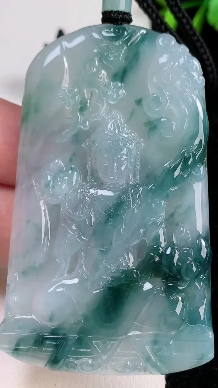 天然A货翡翠冰种飘花虚空藏菩萨吊坠，尺寸70-42.3-5.3，重量:43.64g
11月15日