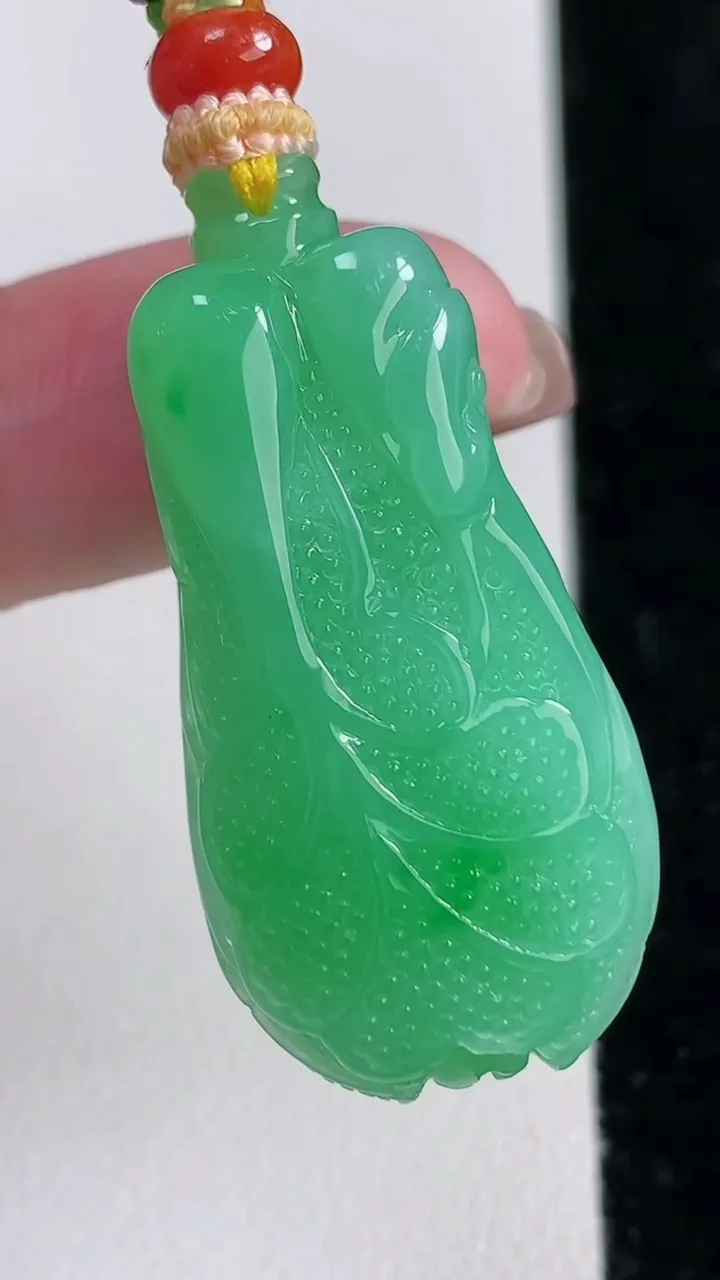 天然A货翡翠白菜吊坠，尺寸37-18.2-11，重量:17.48g
11月15日