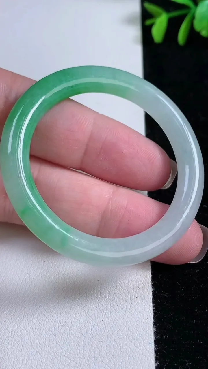 天然A货翡翠平安环吊坠，尺寸53.8-40.7-5.3-6.7，重量:16.23g
11月15日