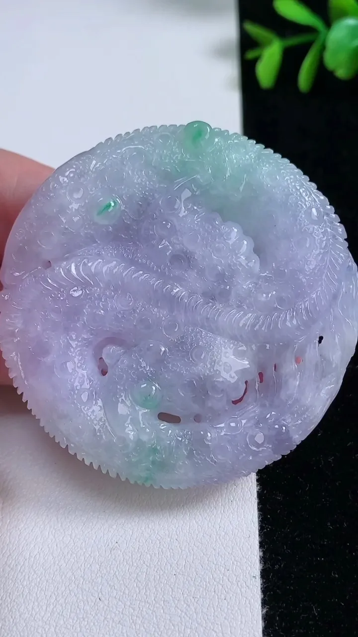 天然A货翡翠春带彩紫罗兰龙牌吊坠，尺寸56.2-9.8，重量:62.25g
11月15日