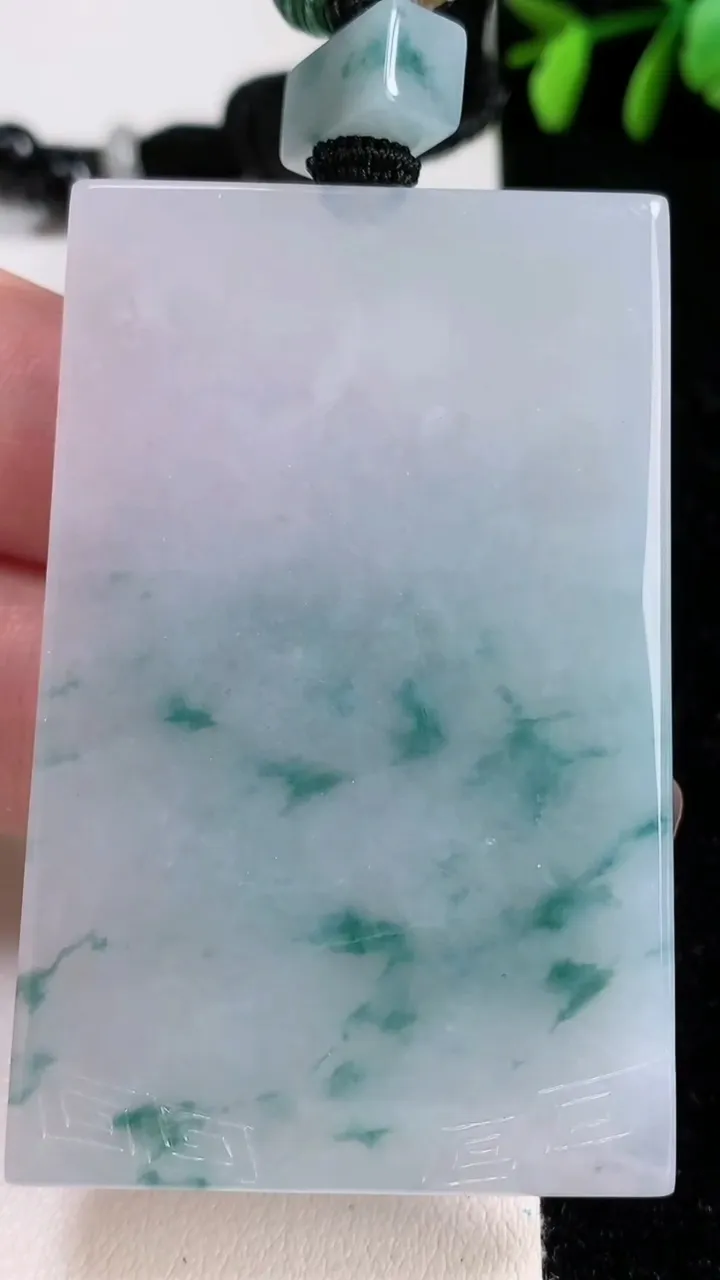 天然A货翡翠冰种飘花仿古无事牌吊坠，尺寸61.8-41.2-6，重量:56.00g
11月15日