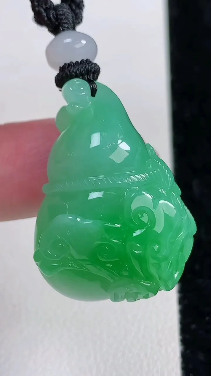 天然A货翡翠葫芦吊坠，尺寸30.2-22.8-12，重量:16.90g
11月15日