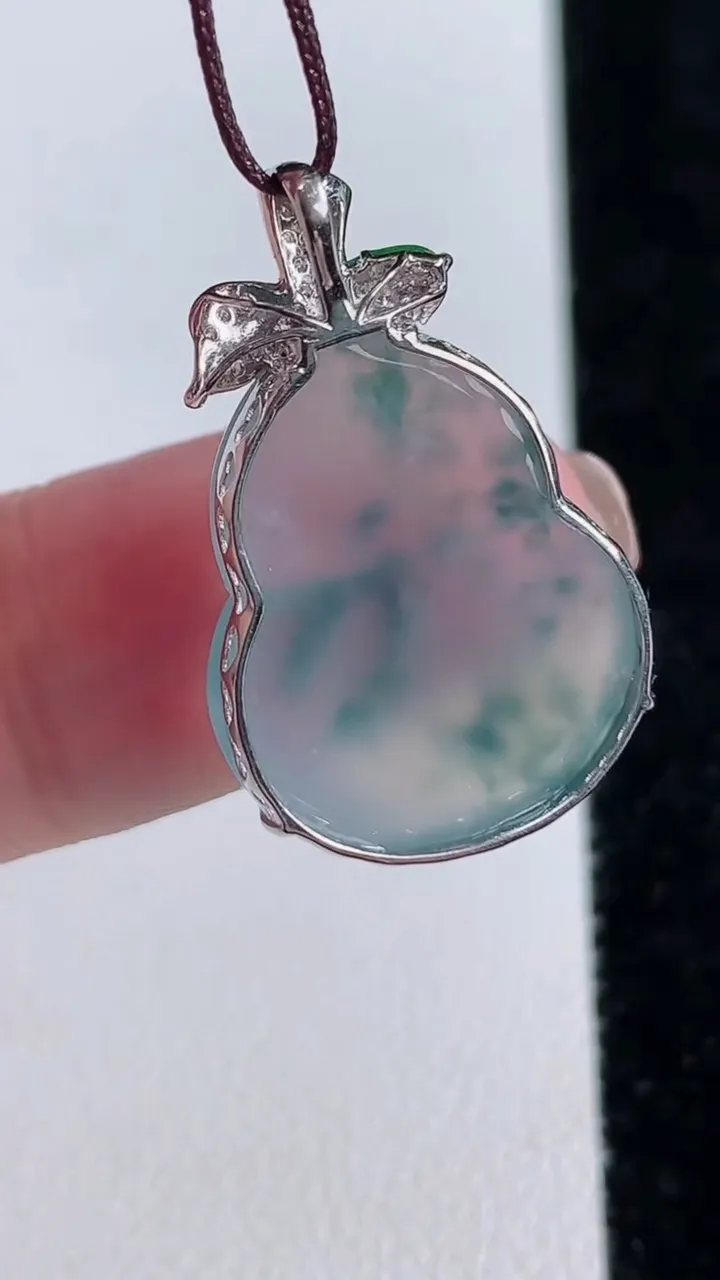 天然A货翡翠种飘花葫芦吊坠，尺寸26.5-21-16.4-6.2，重量:3.33g
11月15日