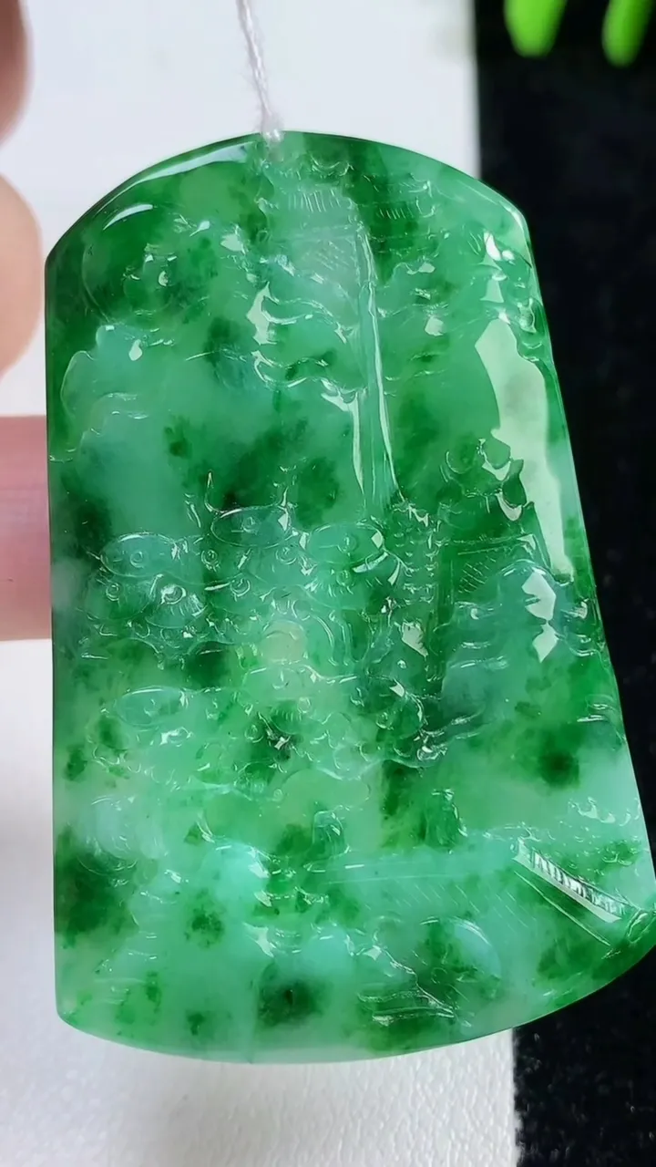 天然A货翡翠山水牌吊坠，尺寸54.3-36-3.8，重量:20.94g
11月15日