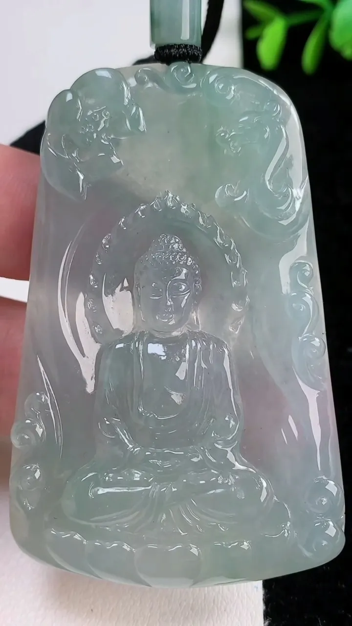 天然A货翡翠大日如来吊坠，尺寸66.8-43-5.3，重量:42.18g
11月15日