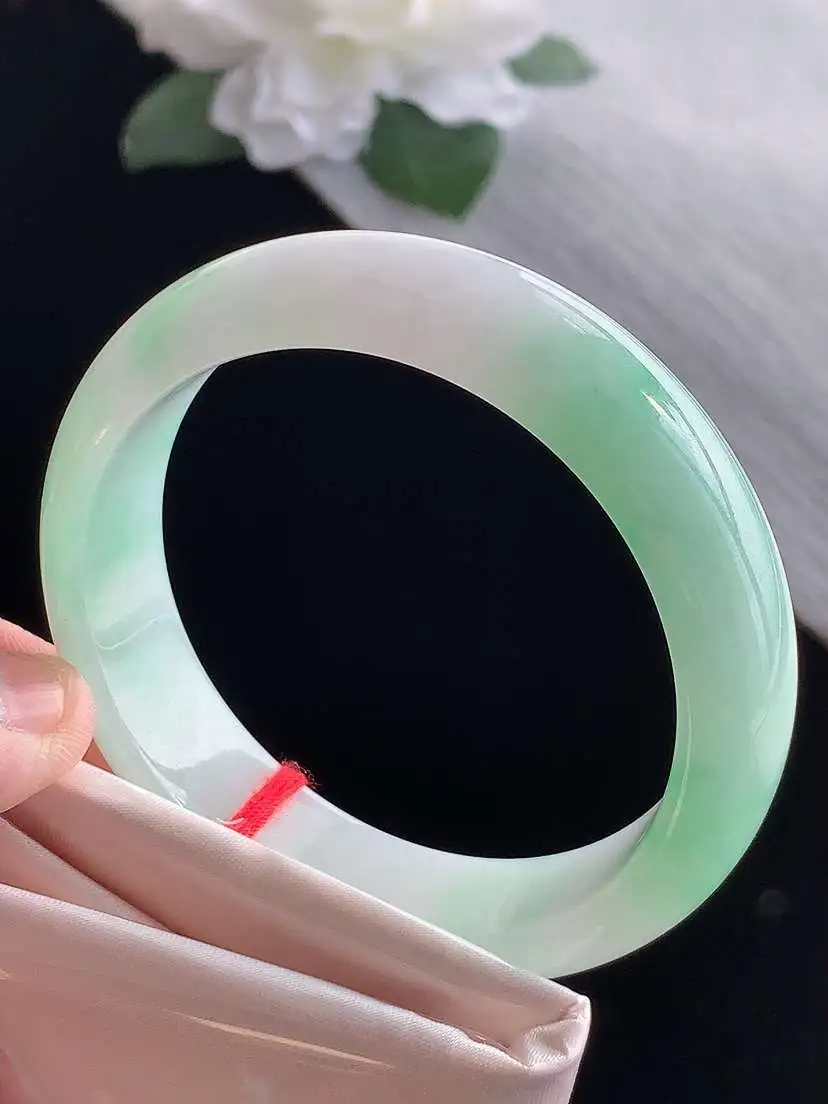 a货翡翠老坑冰种飘绿正装正圈手镯55-56圈口  尺寸55.2×14.8×7.5mm 1115