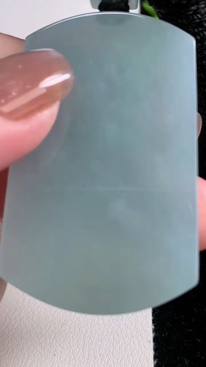 天然A货翡翠无事牌吊坠，尺寸53.5-35-5.7，重量:37.47g
11月15日