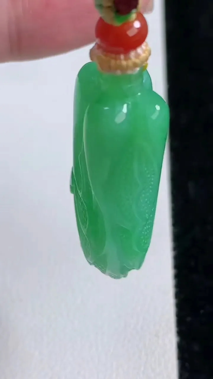 天然A货翡翠白菜吊坠，尺寸37-18.2-11，重量:17.48g
11月15日