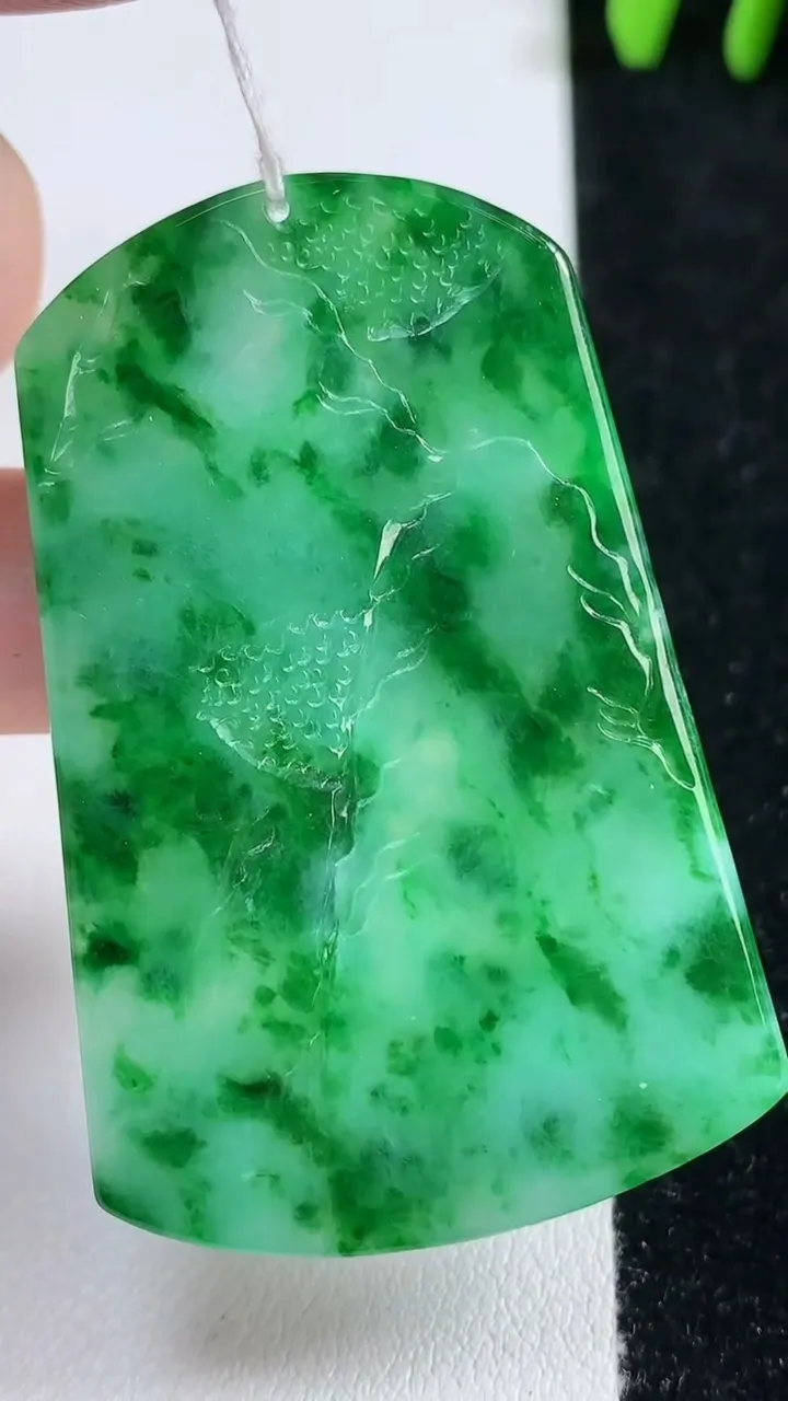 天然A货翡翠山水牌吊坠，尺寸54.3-36-3.8，重量:20.94g
11月15日