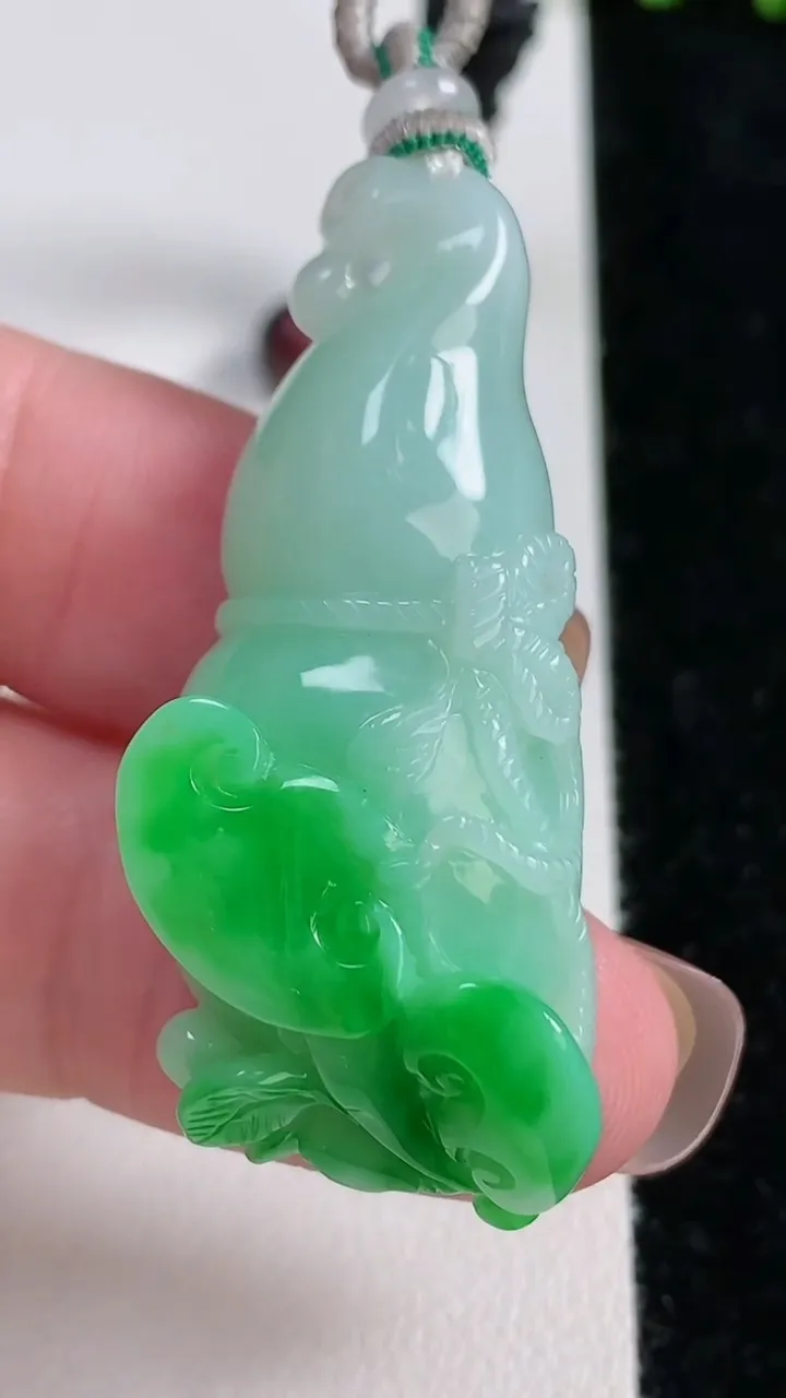 天然A货翡翠葫芦吊坠，尺寸44.3-18.8-9.7，重量:15.83g
11月15日