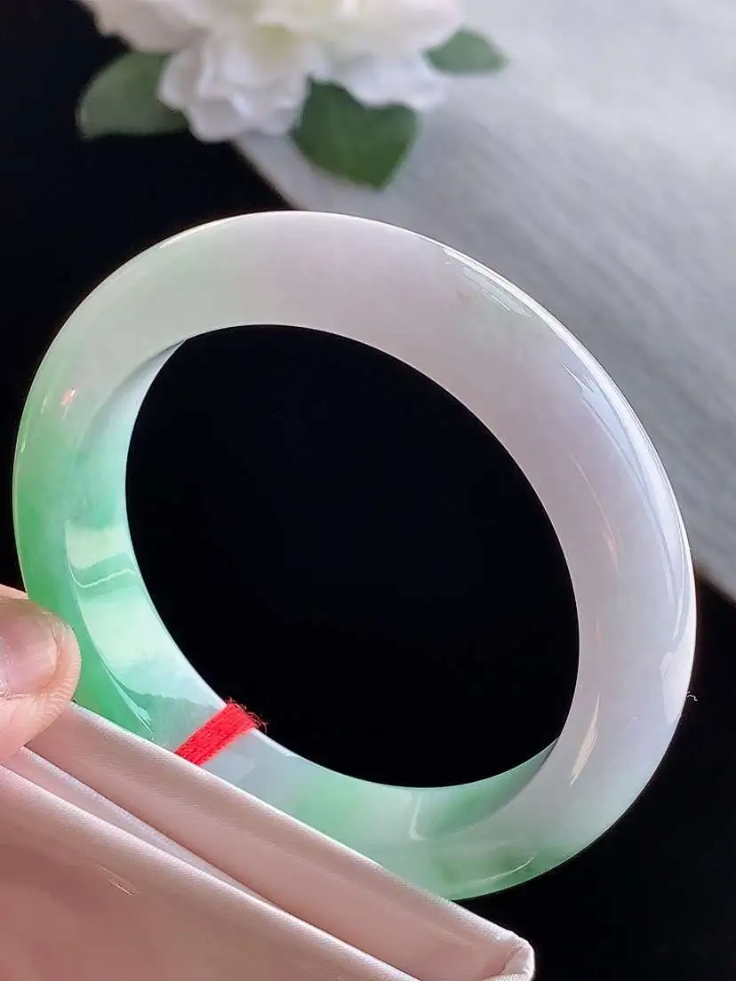 a货翡翠老坑冰种春带彩紫罗兰飘绿正装正圈手镯53-54圈口  尺寸53×12.5×8.8mm 1115