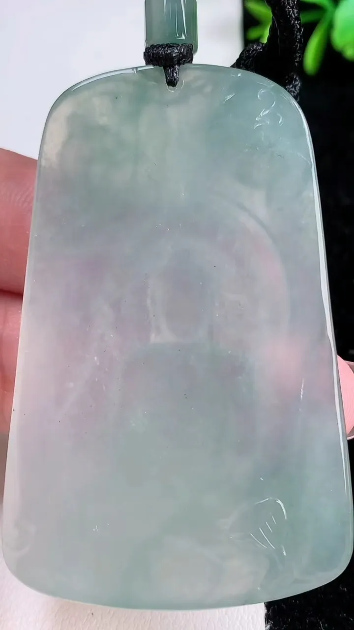 天然A货翡翠大日如来吊坠，尺寸66.8-43-5.3，重量:42.18g
11月15日