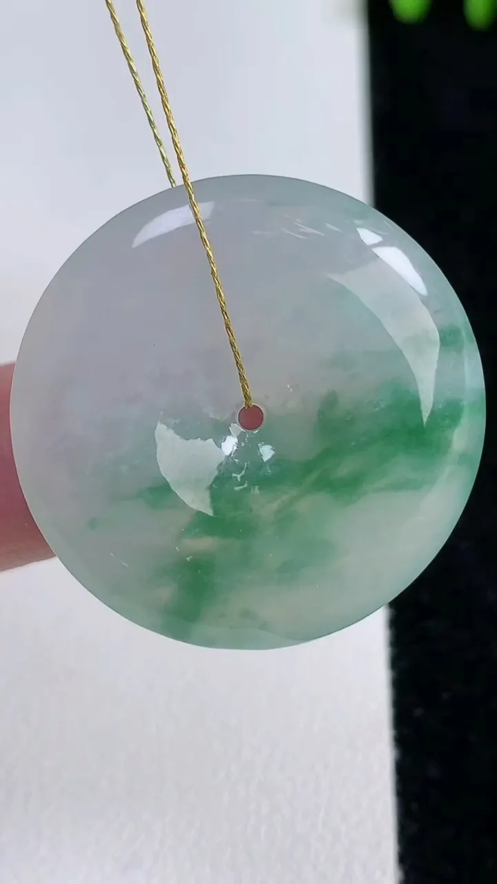 天然A货翡翠冰种飘花平安扣吊坠，尺寸30.5-5.6，重量:11.03g
11月15日