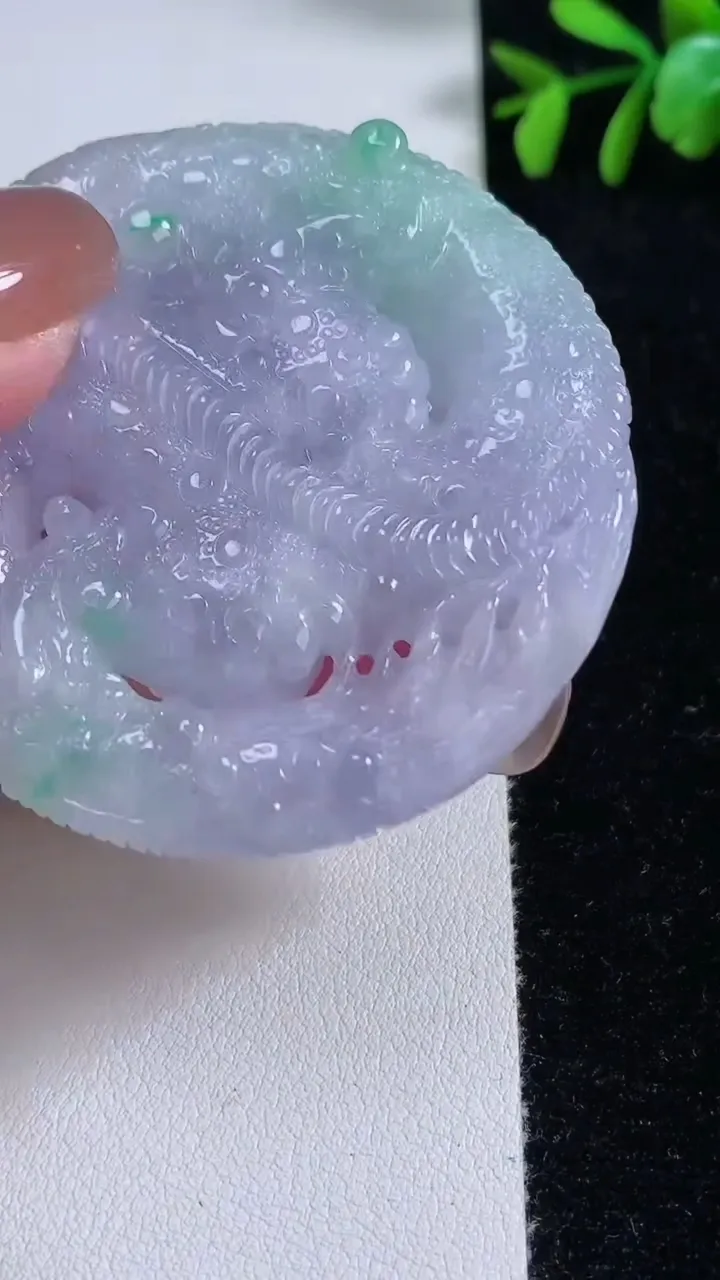 天然A货翡翠春带彩紫罗兰龙牌吊坠，尺寸56.2-9.8，重量:62.25g
11月15日