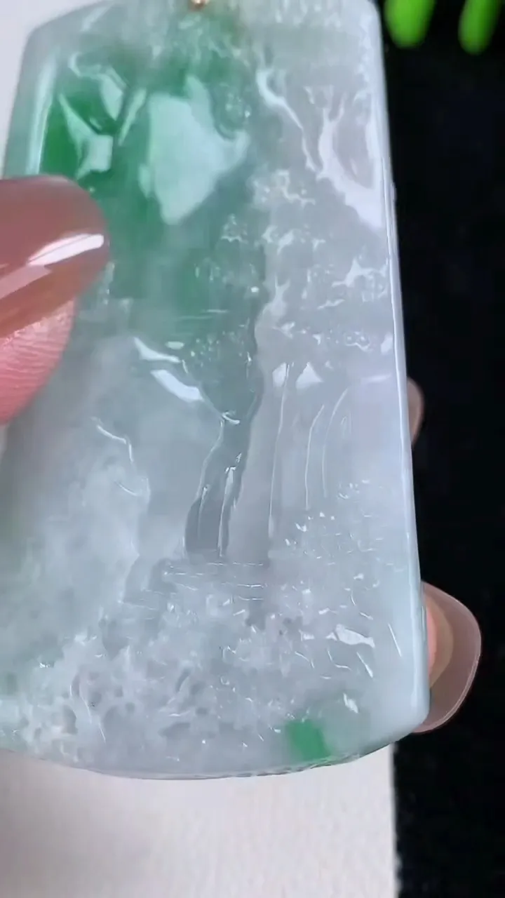 天然A货翡翠山水牌吊坠，尺寸59-35-6.8，重量:32.86g
11月15日