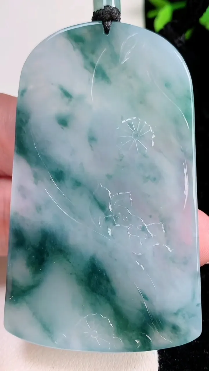 天然A货翡翠冰种飘花虚空藏菩萨吊坠，尺寸70-42.3-5.3，重量:43.64g
11月15日