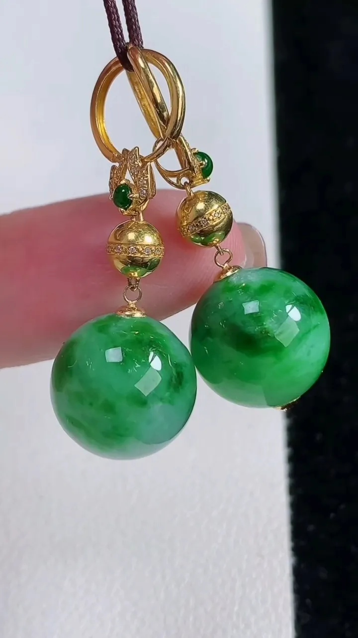 天然A货翡翠圆珠耳坠，尺寸12.2，重量:8.13g11月15日
工厂直销收藏佳品,种好水足，色泽均匀，有种有色，上手高大气！