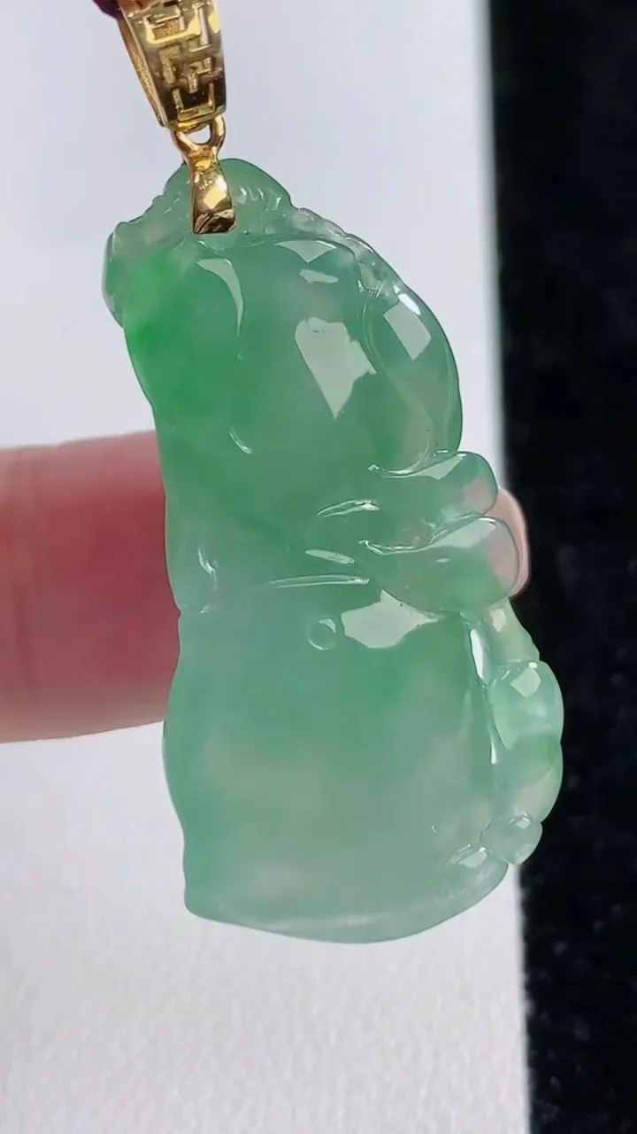 天然A货翡翠节节高竹节吊坠，尺寸34.8-18.8-7.3，重量:8.55g
11月15日