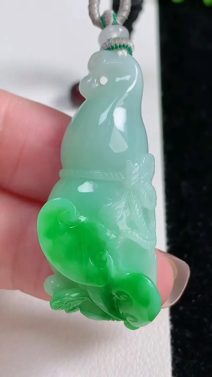 天然A货翡翠葫芦吊坠，尺寸44.3-18.8-9.7，重量:15.83g
11月15日