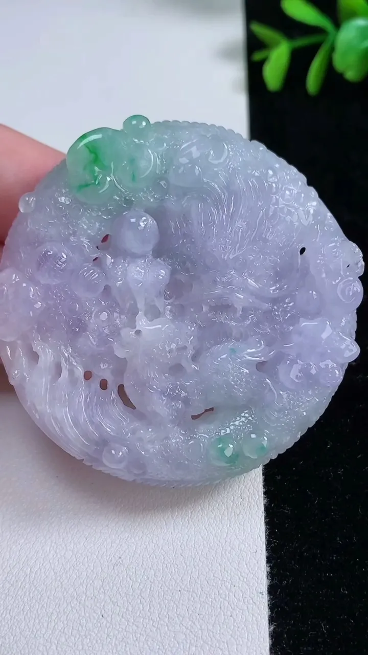 天然A货翡翠春带彩紫罗兰龙牌吊坠，尺寸56.2-9.8，重量:62.25g
11月15日