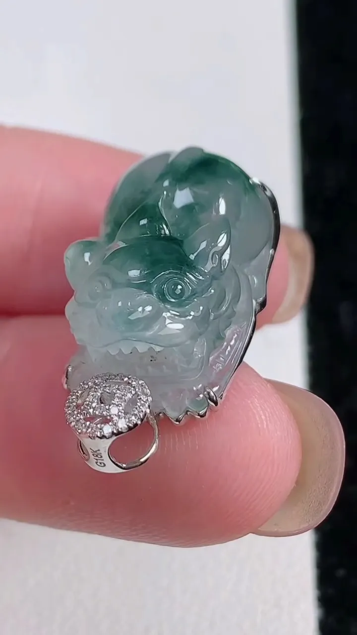 天然A货翡翠种飘花貔貅吊坠，尺寸25.3-21-12.2-11，重量:6.61g
11月15日