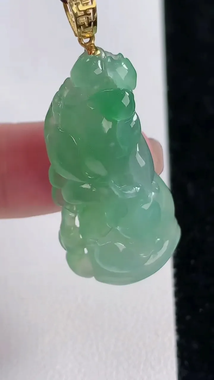 天然A货翡翠节节高竹节吊坠，尺寸34.8-18.8-7.3，重量:8.55g
11月15日