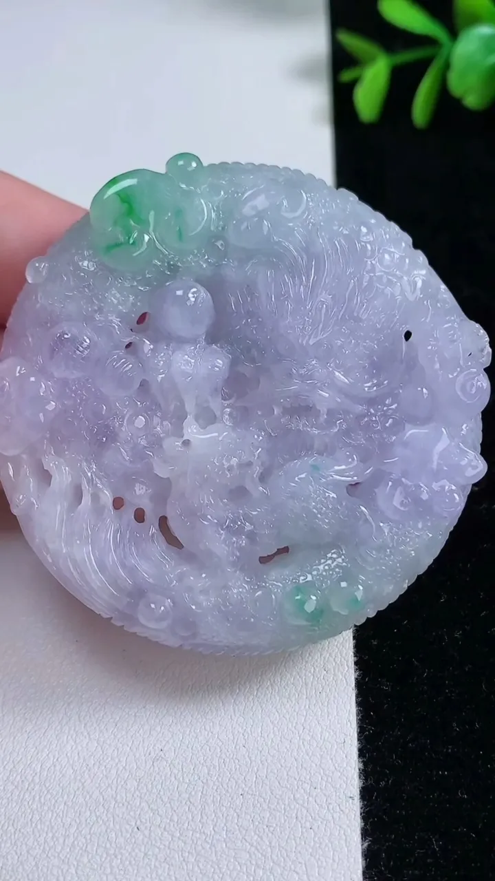 天然A货翡翠春带彩紫罗兰龙牌吊坠，尺寸56.2-9.8，重量:62.25g
11月15日