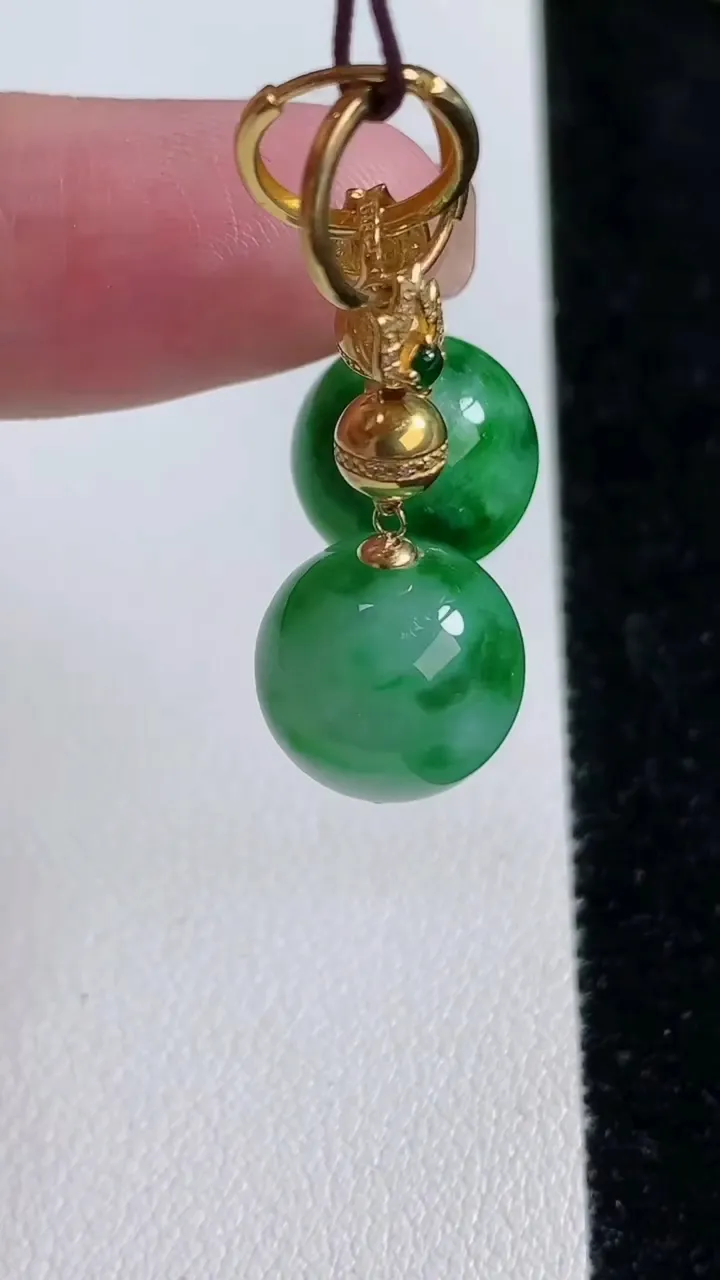 天然A货翡翠圆珠耳坠，尺寸12.2，重量:8.13g11月15日
工厂直销收藏佳品,种好水足，色泽均匀，有种有色，上手高大气！