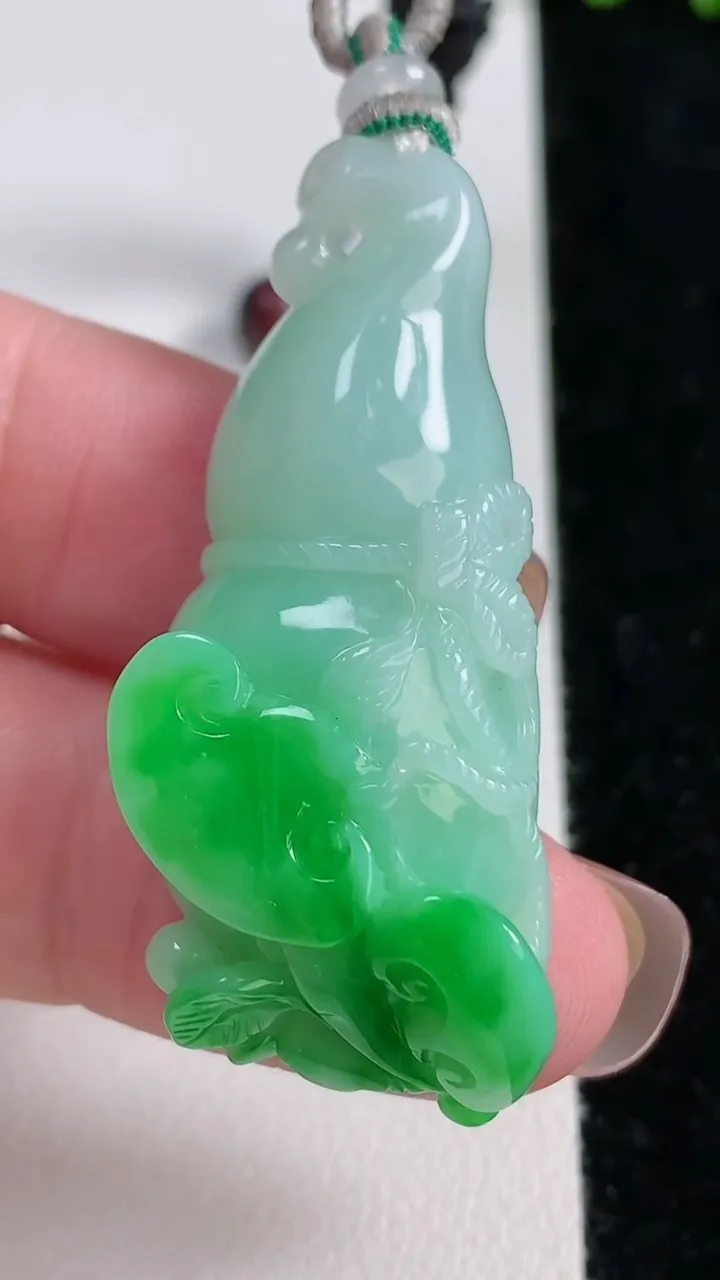 天然A货翡翠葫芦吊坠，尺寸44.3-18.8-9.7，重量:15.83g
11月15日