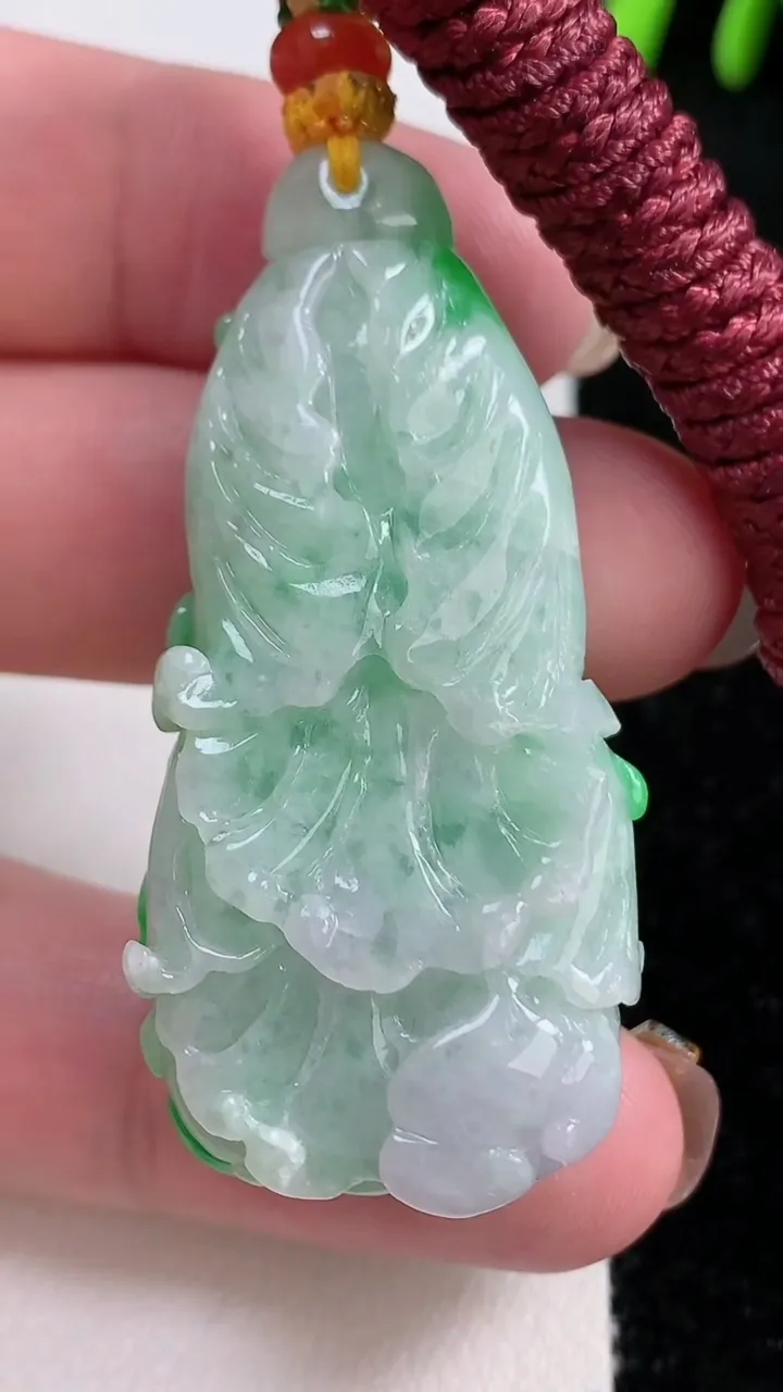 天然A货翡翠白菜吊坠，尺寸50-24-13.2，重量:29.75g
11月15日