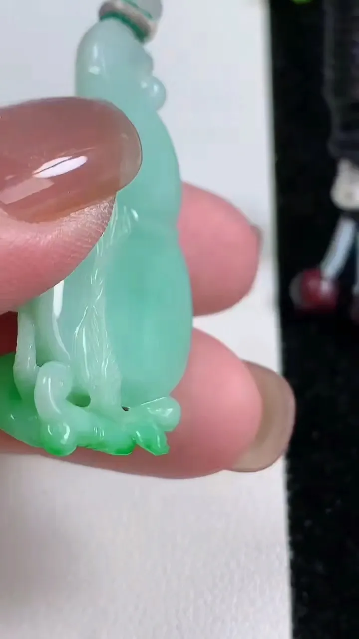 天然A货翡翠葫芦吊坠，尺寸44.3-18.8-9.7，重量:15.83g
11月15日