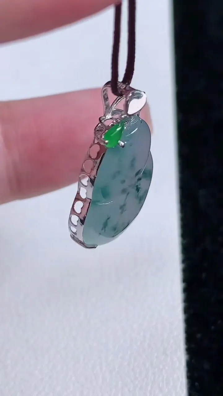天然A货翡翠种飘花葫芦吊坠，尺寸26.5-21-16.4-6.2，重量:3.33g
11月15日