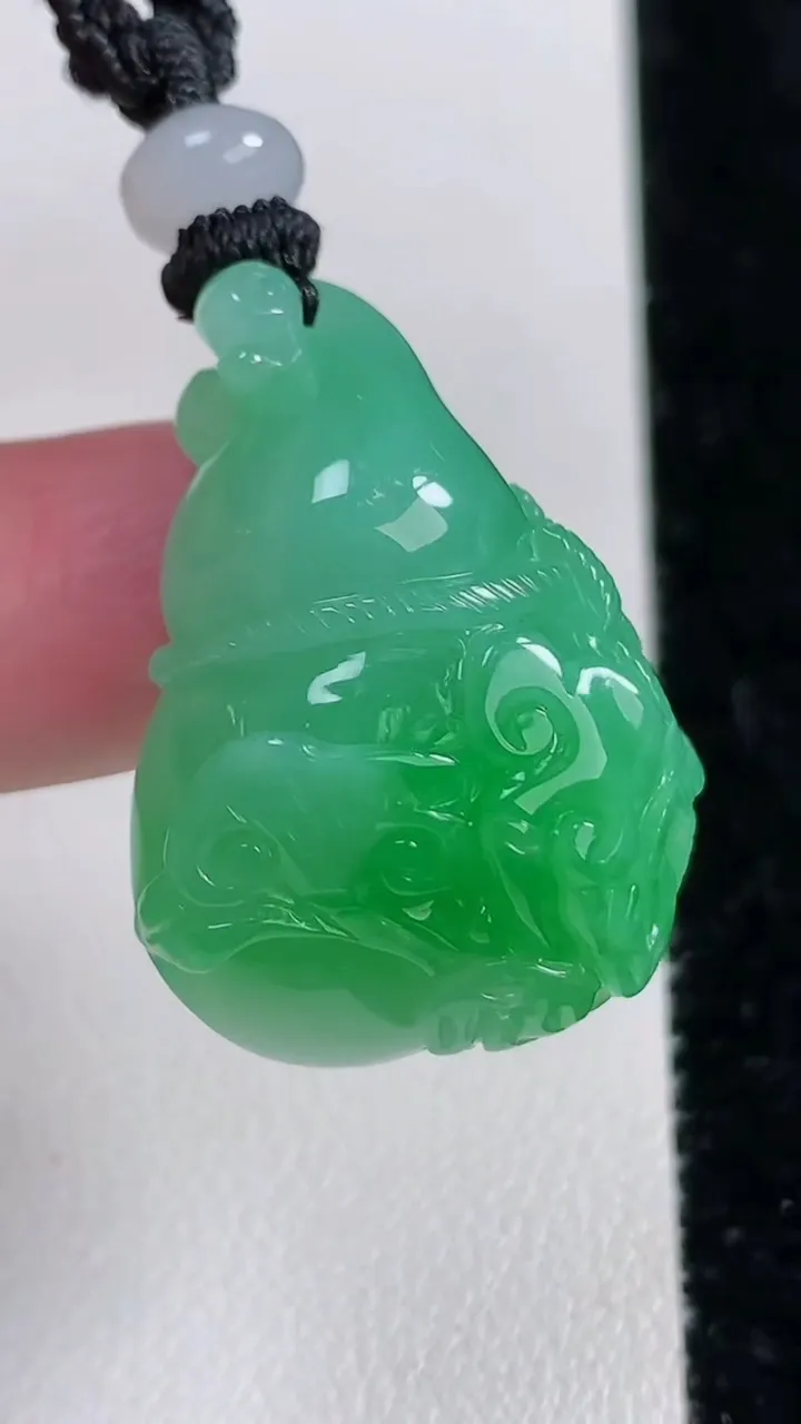 天然A货翡翠葫芦吊坠，尺寸30.2-22.8-12，重量:16.90g
11月15日